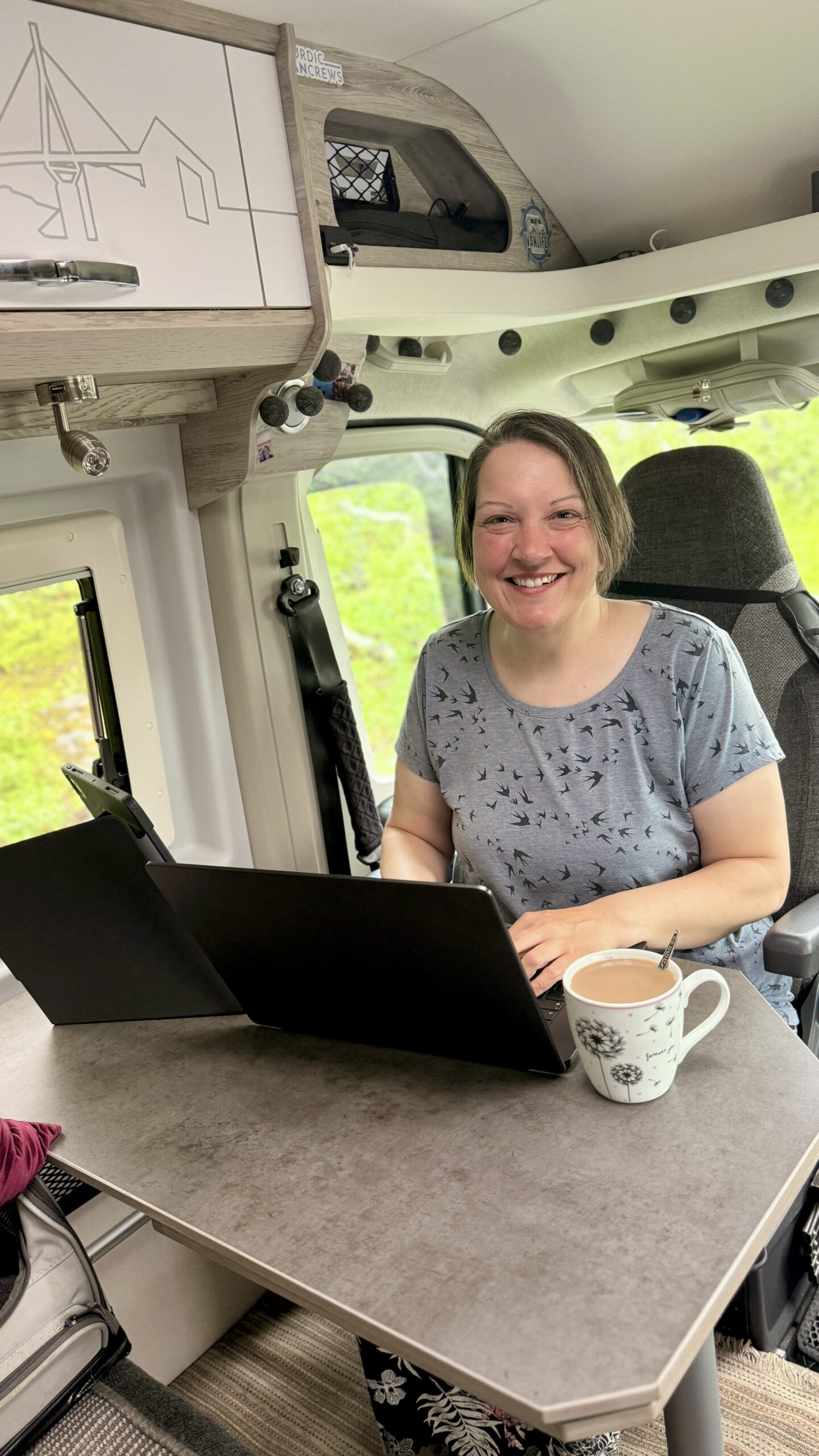 Peggy bei der Arbeit am Laptop im Camper